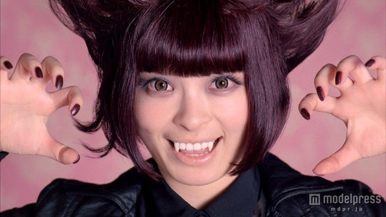 きゃりー、不思議＆キュートな世界で“ドラキュラ”に