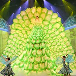 水森かおりの巨大衣装に嵐も驚き 高いですね 紅白リハ2日目 モデルプレス 水森かおりの巨大衣装に嵐も驚き 高いですね 紅白リハ2日目 モデルプレス