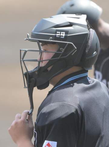 NPB 審判員が「29」を刻んでジャッジ 1、2軍全試合で異例のエール 意識戻らない川上拓斗審判員へ思いを一つに 東京六大学でも「審判としてプロとアマは関係ない」