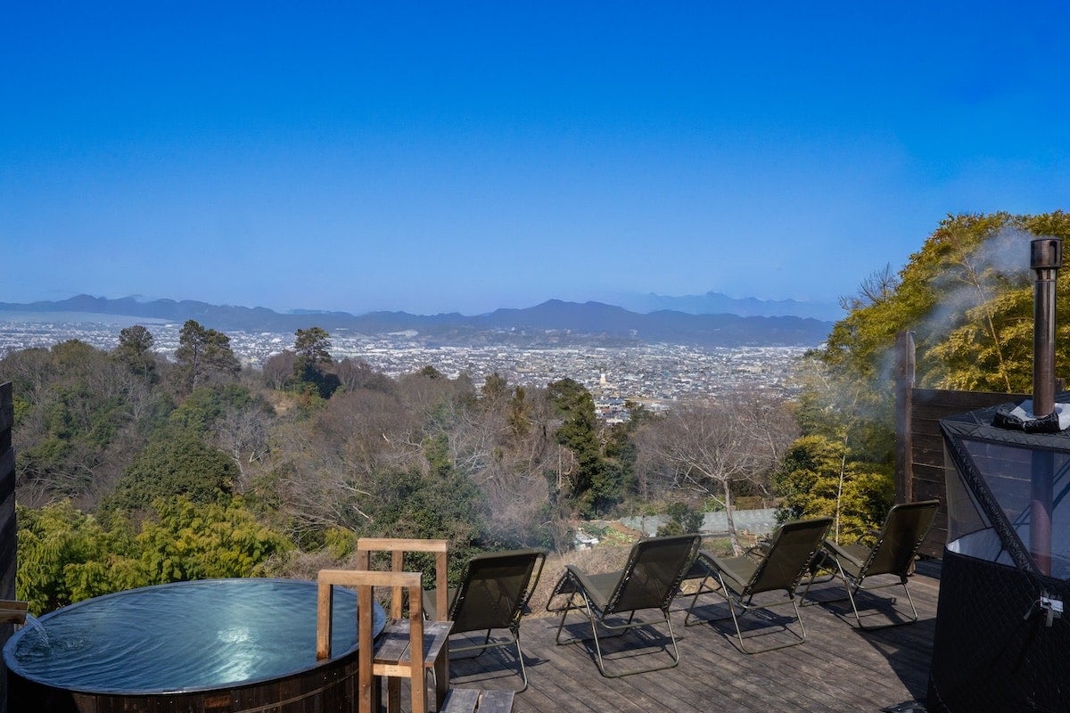 “天空のサウナ”サバンナ箱根、MIC FIELD×LANDROOTSでブランド強化へ