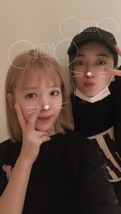 藤田ニコル＆みちょぱ、オフ感強めの“近況報告会”2ショットに反響「無敵の2人」