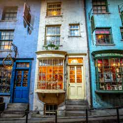 ダイアゴン横丁/‘Wizarding World’ and all related names, characters and indicia are trademarks of and (C) Warner Bros. Entertainment Inc. – Wizarding World publishing rights (C) J.K. Rowling.