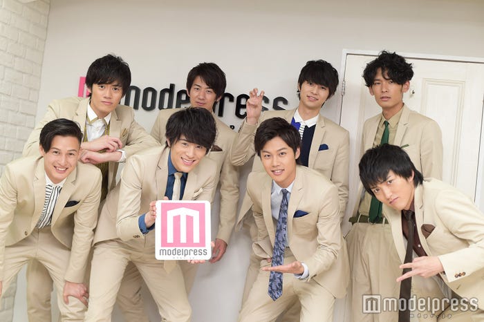 (前列左から)シュネル、向山毅、手島章斗、佐々木和也(後列左から)山口智也、佐脇慧一、中山優貴、木全寛幸(C)モデルプレス