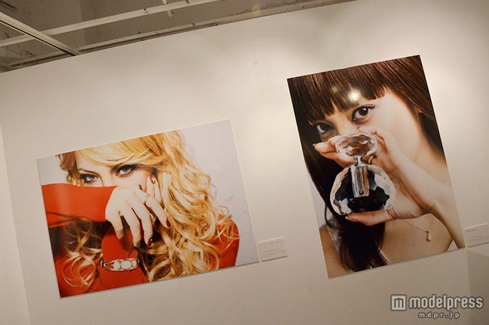 テイラー・スウィフト&柴咲コウ風ものまねメイクをパネルで公開