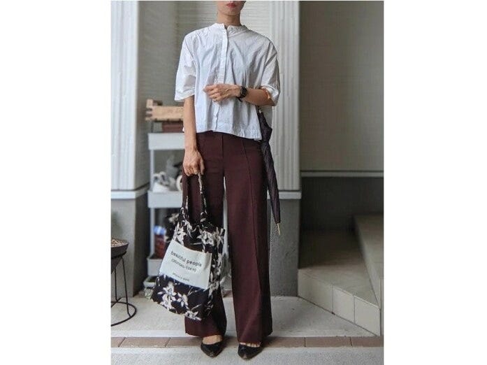 クリーンな白＆ブラウンのコーデは残暑厳しい秋のはじめにもぴったり　出典：WEAR