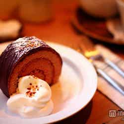 「木と根」の「チョコレートのロールケーキ」／photo by photoantenna【モデルプレス】