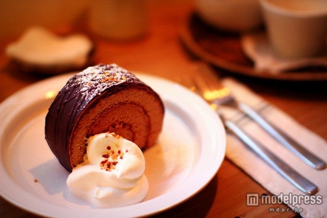 「木と根」の「チョコレートのロールケーキ」／photo by photoantenna【モデルプレス】