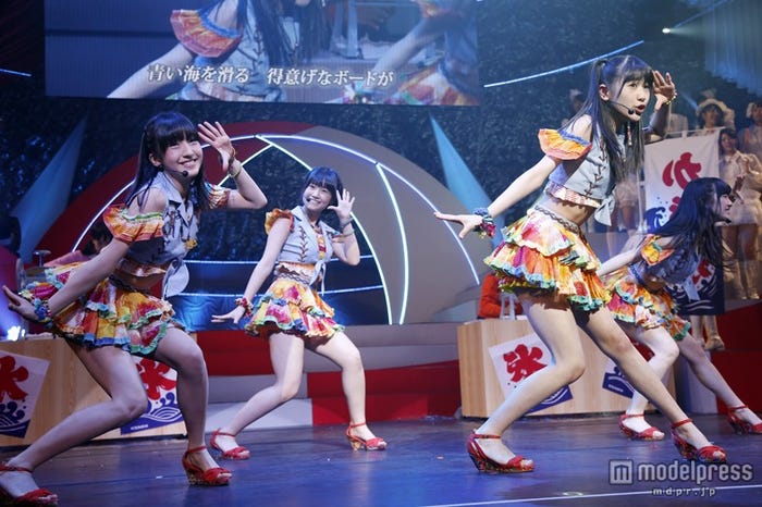 「波乗りかき氷」 西野・岡田奈・田島・朝長(C)AKS