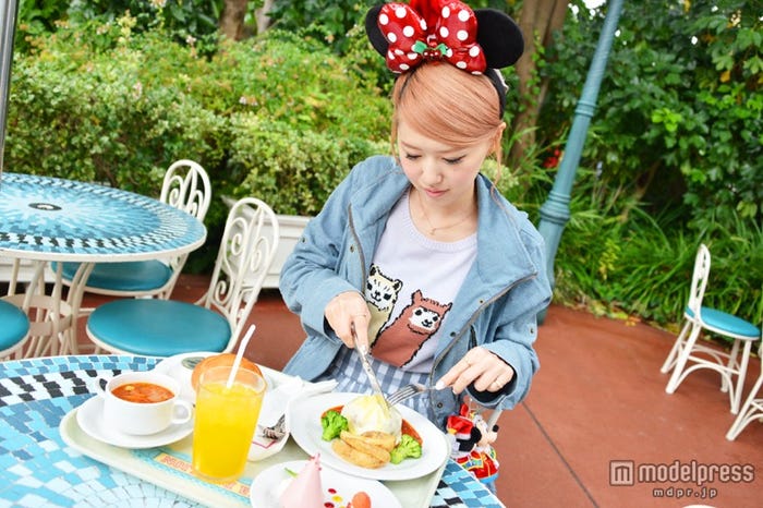 「プラザパビリオン・レストラン」スペシャルセット/モデル:河西里音