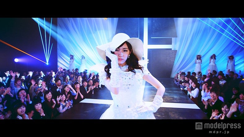 AKB48『僕たちは戦わない』MV場面写真（C）AKS