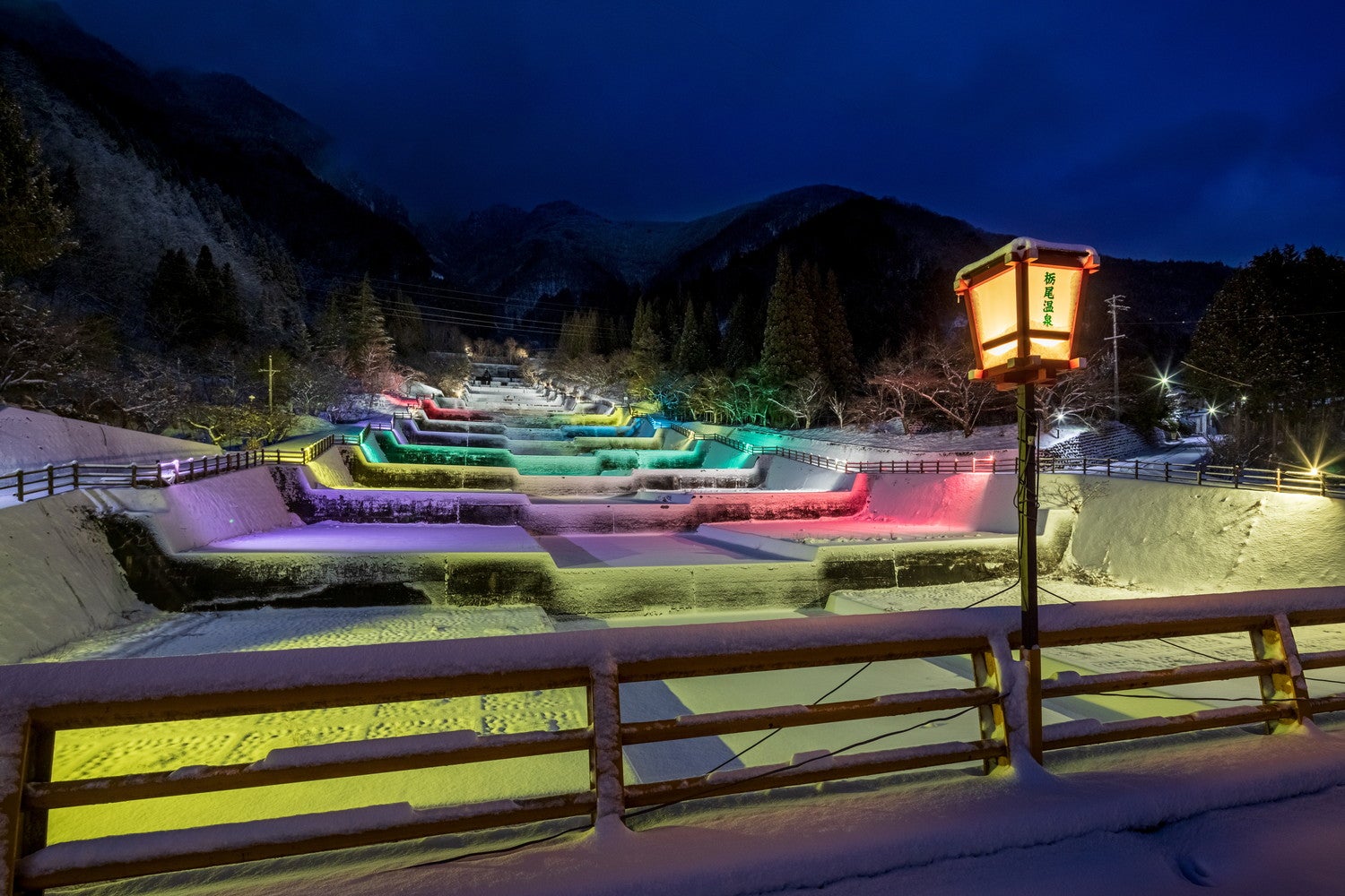 ライトアップされた洞谷の雪景色／画像提供：岐阜県