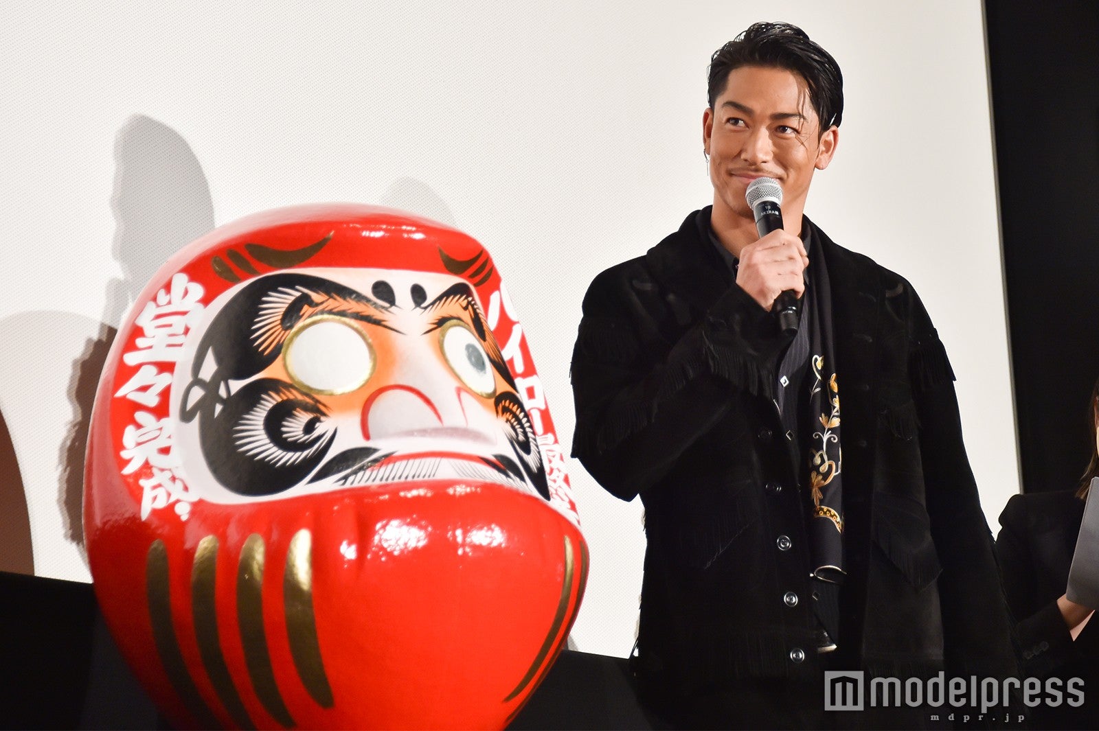 達磨に目を書くEXILE AKIRA （C）モデルプレス