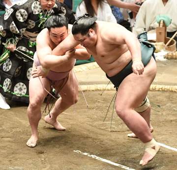 炎鵬 180キロ錦木を押し出し勝ち越し王手 関取として19場所ぶり「1日1日を大切に大事に」