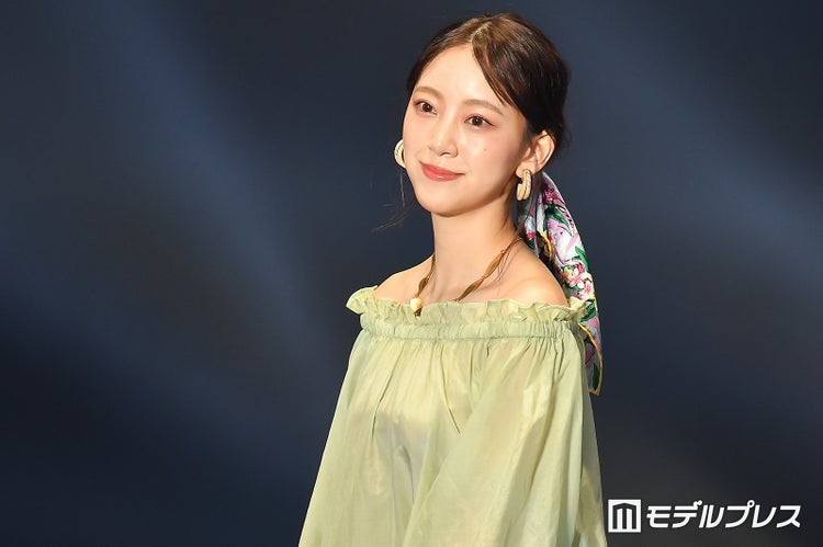 画像1 2 堀未央奈 Youtuber きぬ 美脚際立つ制服ショットに スタイル良すぎ 似合ってる の声 モデルプレス