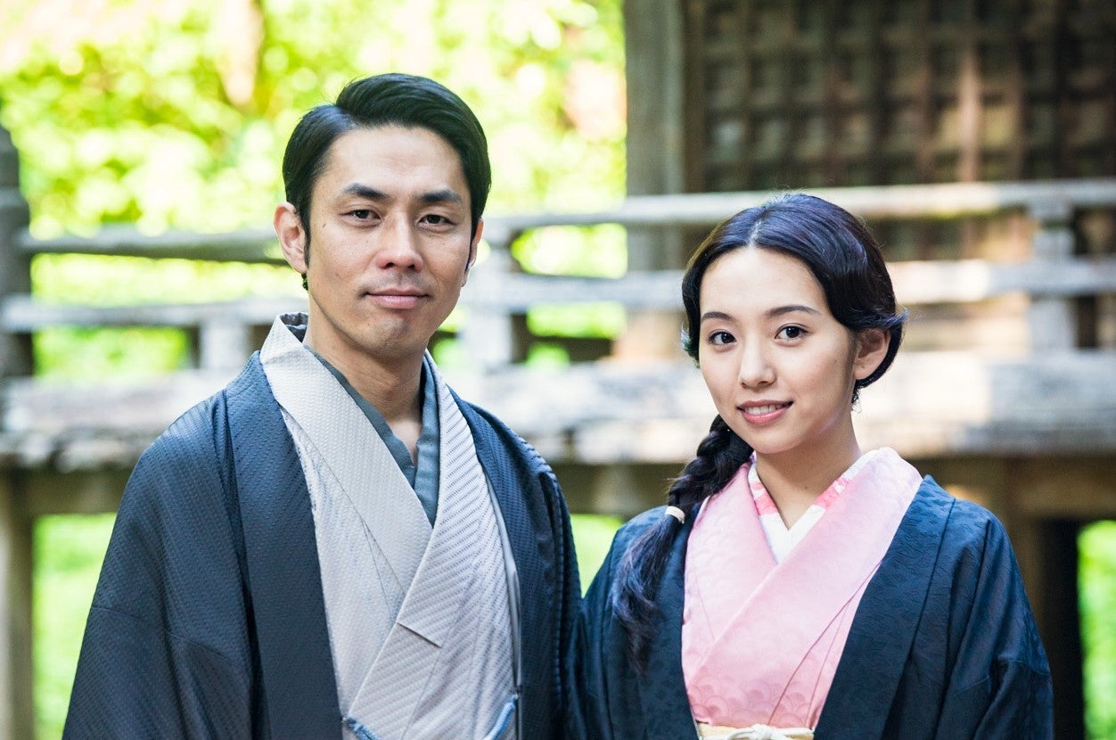 袴田吉彦、新内眞衣／「ザンビ」第8話より（C）czambi project