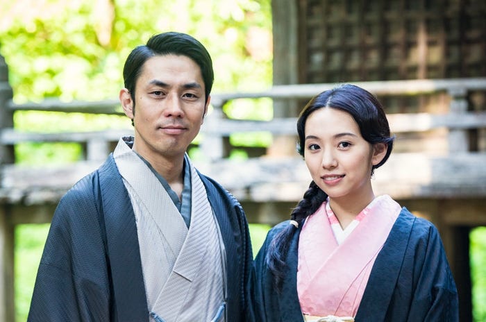 袴田吉彦、新内眞衣/「ザンビ」第8話より(C)czambi project