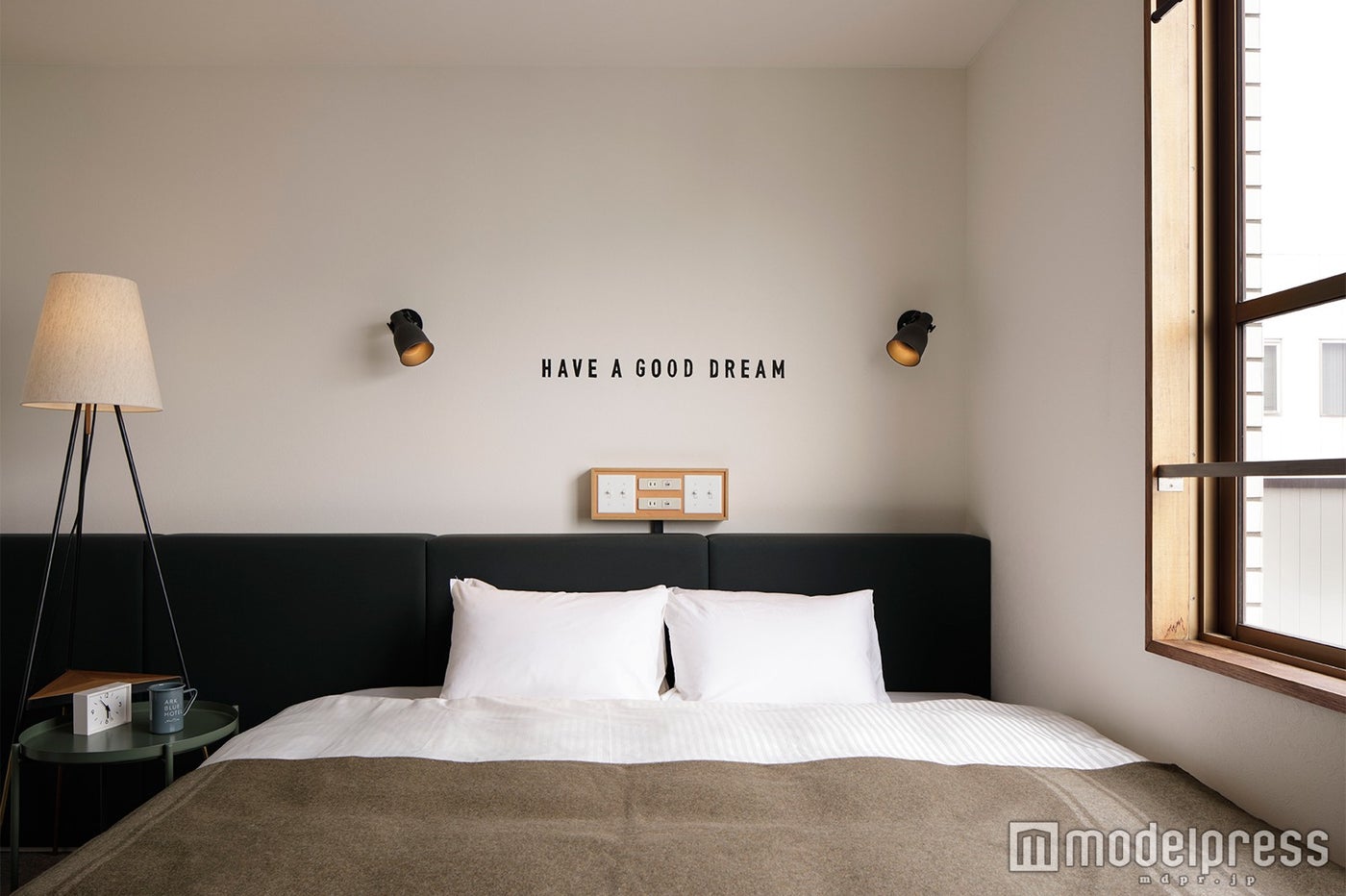 一度は泊まってみたい、シンプルで遊び心のあるオシャレな客室（ARK BLUE HOTEL宿泊部屋）（C）モデルプレス