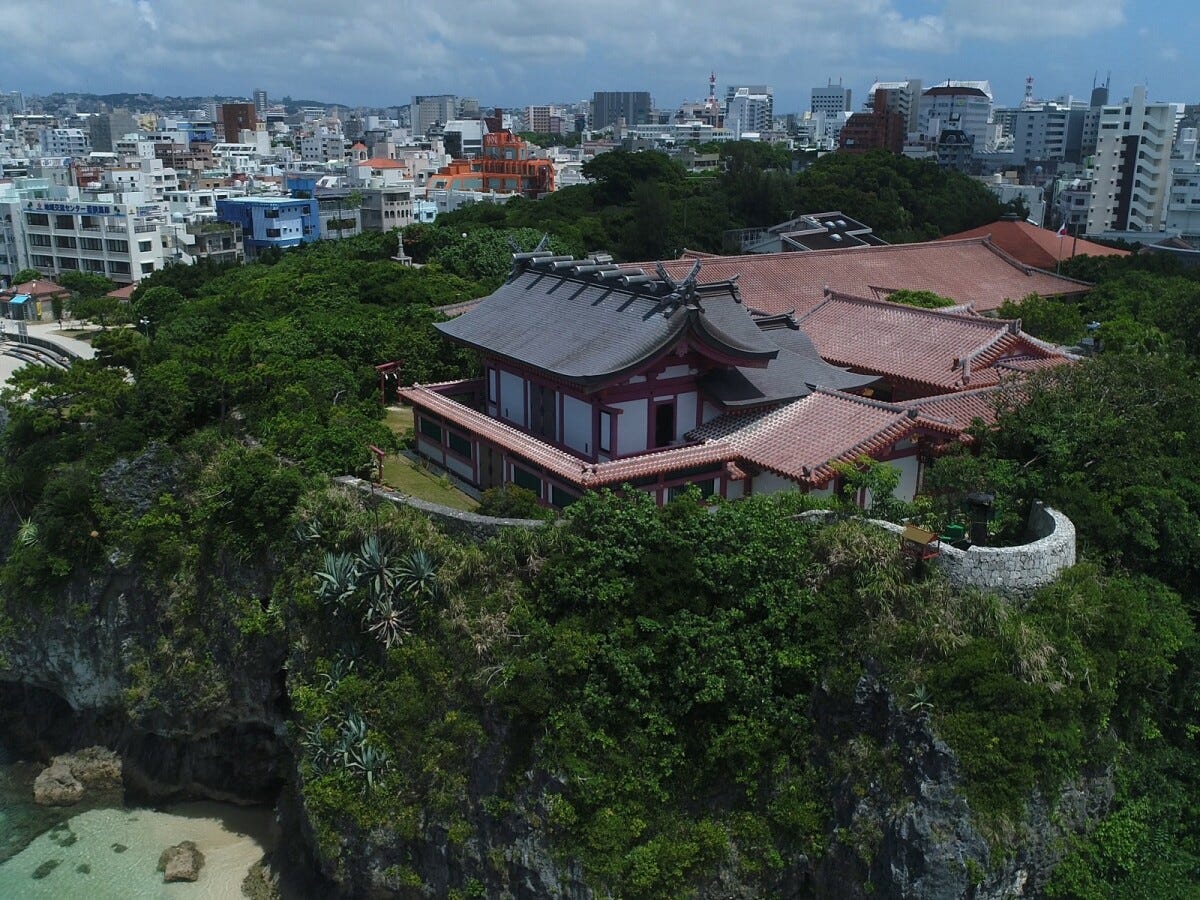 ゆいレール旭橋駅から徒歩でアクセスできます (C)OCVB