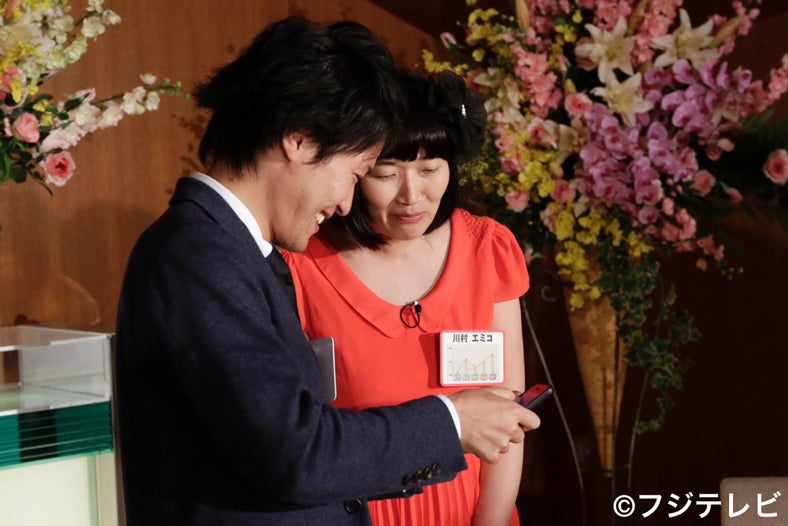 川村エミコが一般男性にアプローチ（C）フジテレビ