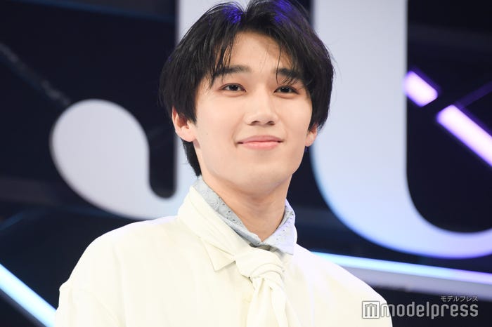 挨拶時に宮武颯とマイクを交換していた鈴川直弥(C)モデルプレス