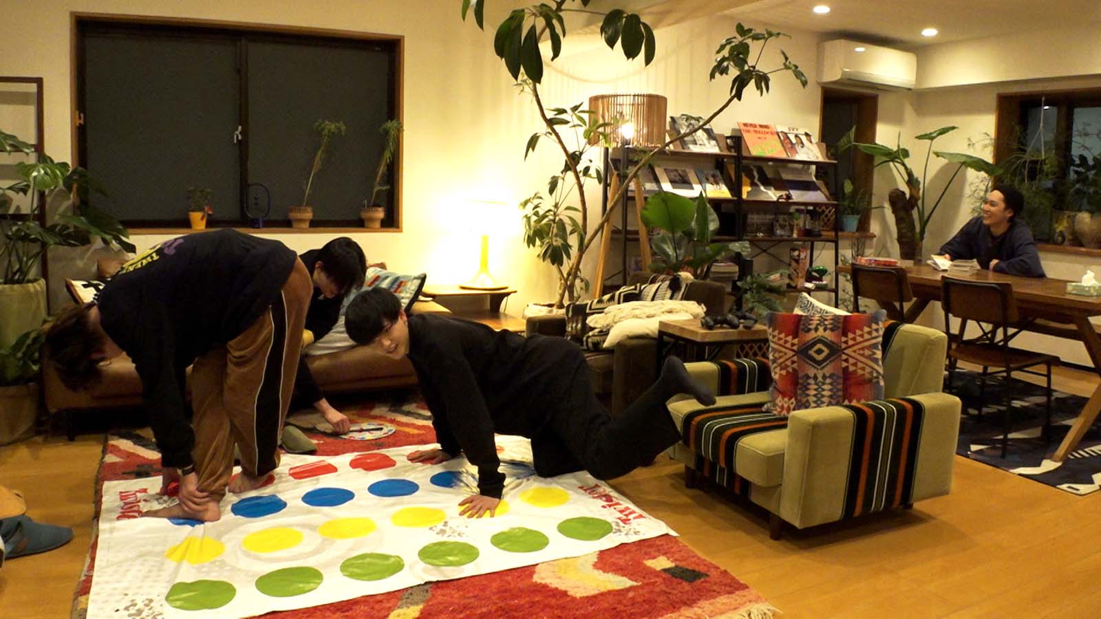 ツイスターゲームが盛り上がり、ダイニングから見ていた堀夏喜も思わず笑顔に／「The Usual Night いつもの夜」第6話より（C）ABCテレビ