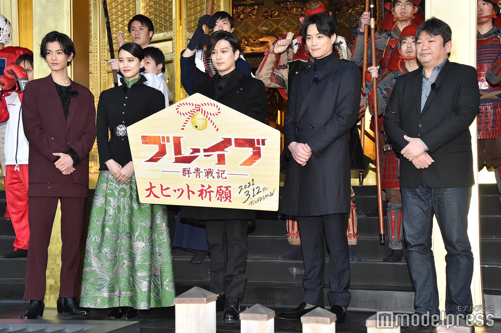 （左から）渡邊圭祐、山崎紘菜、新田真剣佑、鈴木伸之、本広克行監督（C）モデルプレス