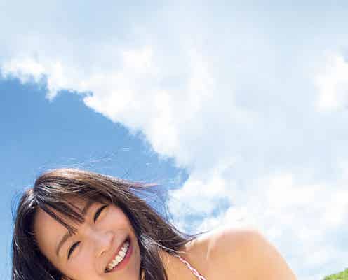 岡崎紗絵、ふわりバスト弾けるビキニで「ヤンマガ」再降臨