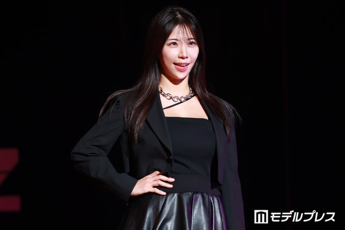 鈴木ふみ奈、美谷間チラリ オールブラックコーデで圧巻オーラ【STARRZ TOKYO】