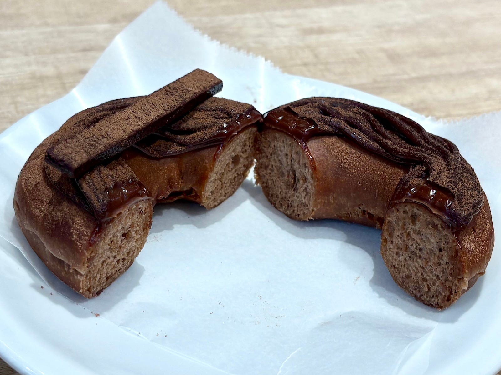 チョコレートのおいしさを存分に満喫できるモンブランケーキのようなドーナツ 