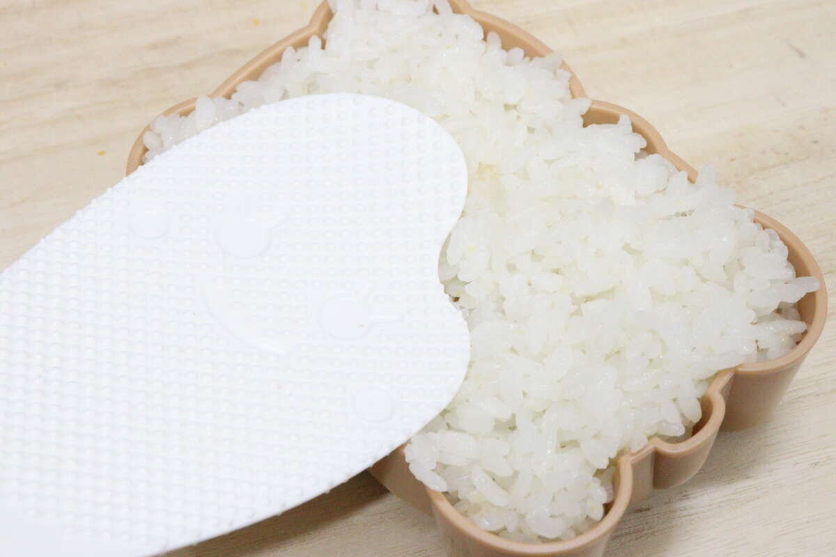 デコかわごはんdeハグくま　ごはんを詰める