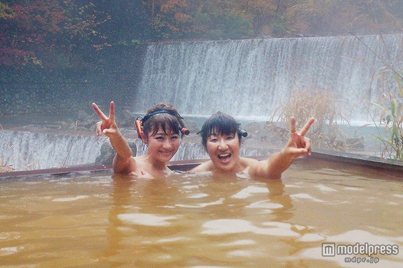 入浴ショットを披露する（左から）鈴木奈々、北斗晶