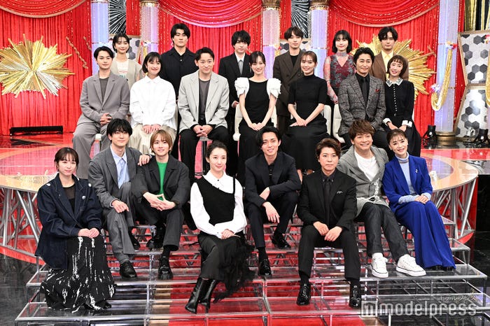 (前列左から)清野菜名、中島裕翔、板垣李光人、波瑠、永瀬廉、上川隆也、香取慎吾、大地真央(中列左から)瀬戸康史、門脇麦、山本耕史、山下美月、内田理央、安田顕、松本まりか(後列左から)見上愛、森本慎太郎、西畑大吾、宮世琉弥、向里祐香、堀海登(C)モデルプレス