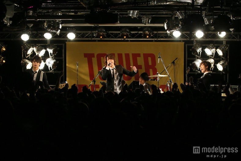 「CRUDE PLAY」with佐藤健／タワーレコード渋谷店でライブ