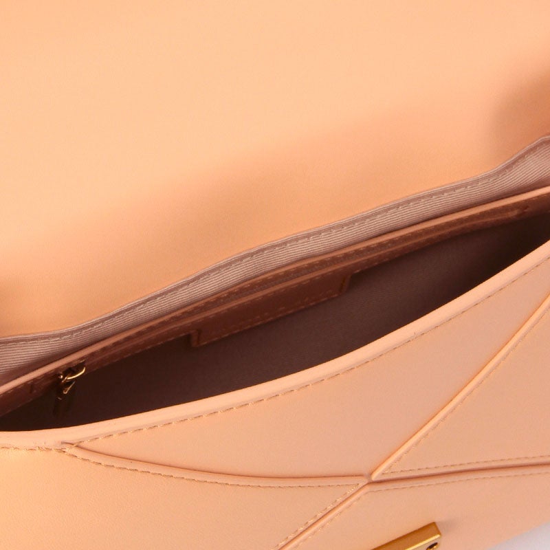 ストラクチャードハンドバッグ「CHARLES & KEITH」8,996円（税込）／画像提供：CHARLES & KEITH OFFICIAL ONLINE STORE