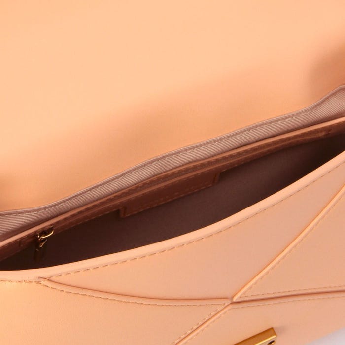 ストラクチャードハンドバッグ「CHARLES & KEITH」8,996円(税込)/画像提供:CHARLES & KEITH OFFICIAL ONLINE STORE