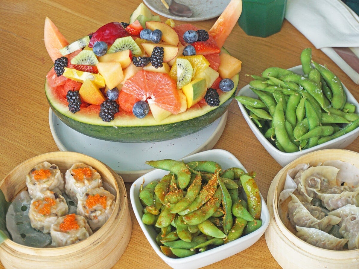 食事は西洋料理のほかに、アジア各国の味を組み合わせた「Pan-asian（汎アジア）」料理も。親近感！