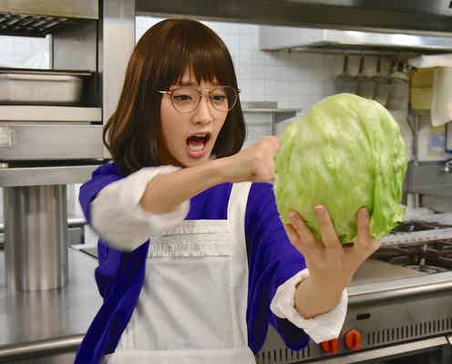 剛力彩芽が“ミタゾノ化” ヅラ&メガネ姿で家事披露<家政夫のミタゾノ>