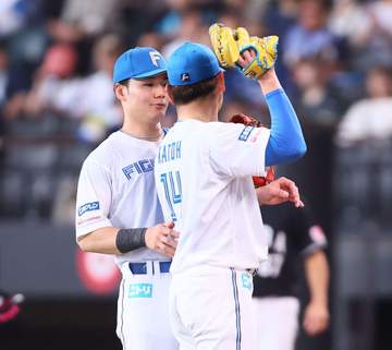 新庄監督が指と指でチュッ 清宮幸と加藤貴がマウンド横で見つめ合う SNS沸く「待ってました～♥笑」「ボスもナイス」