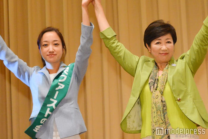 小池百合子東京都知事、斉藤れいな氏 (C)モデルプレス