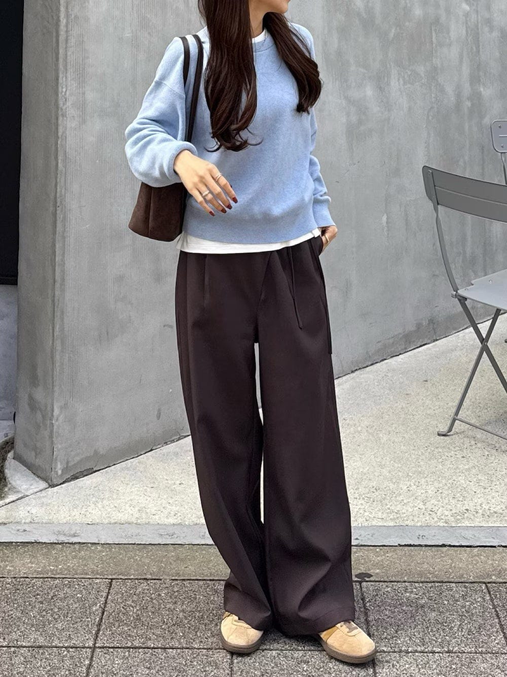 淡いブルーのニットもブラウンのパンツであか抜けた印象に 出典:WEAR