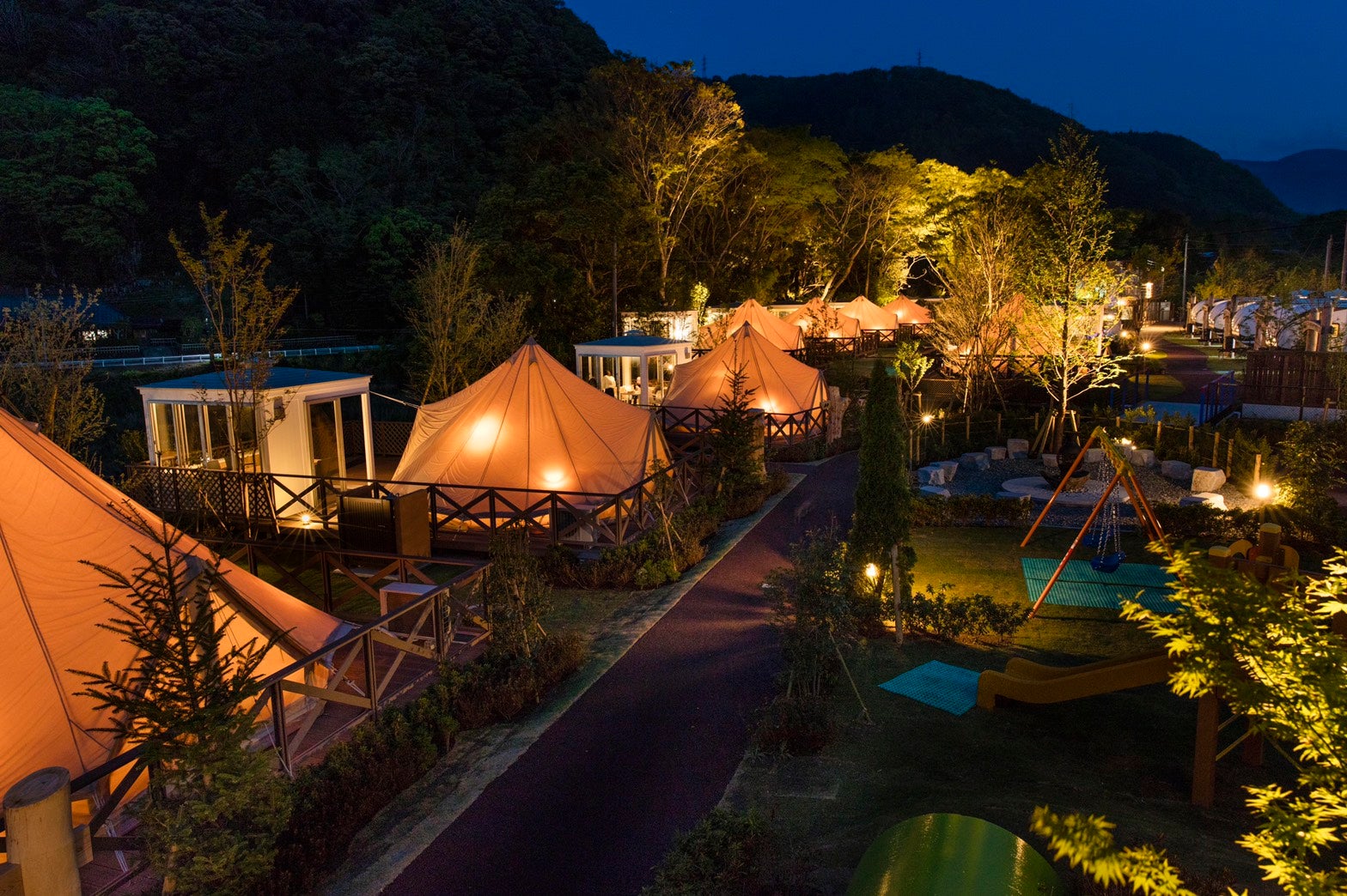 「UFUFU VILLAGE」夜の様子