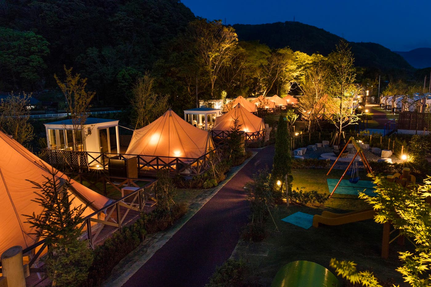 「UFUFU VILLAGE」夜の様子