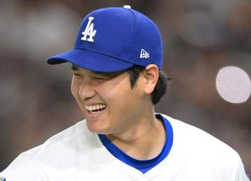 ワイルドなイケオジに！大谷翔平に背番号17を譲ったケリーが凱旋始球式 ポルシェをプレゼントされたアシュリー夫人と子どもの姿も 本拠地が大歓迎