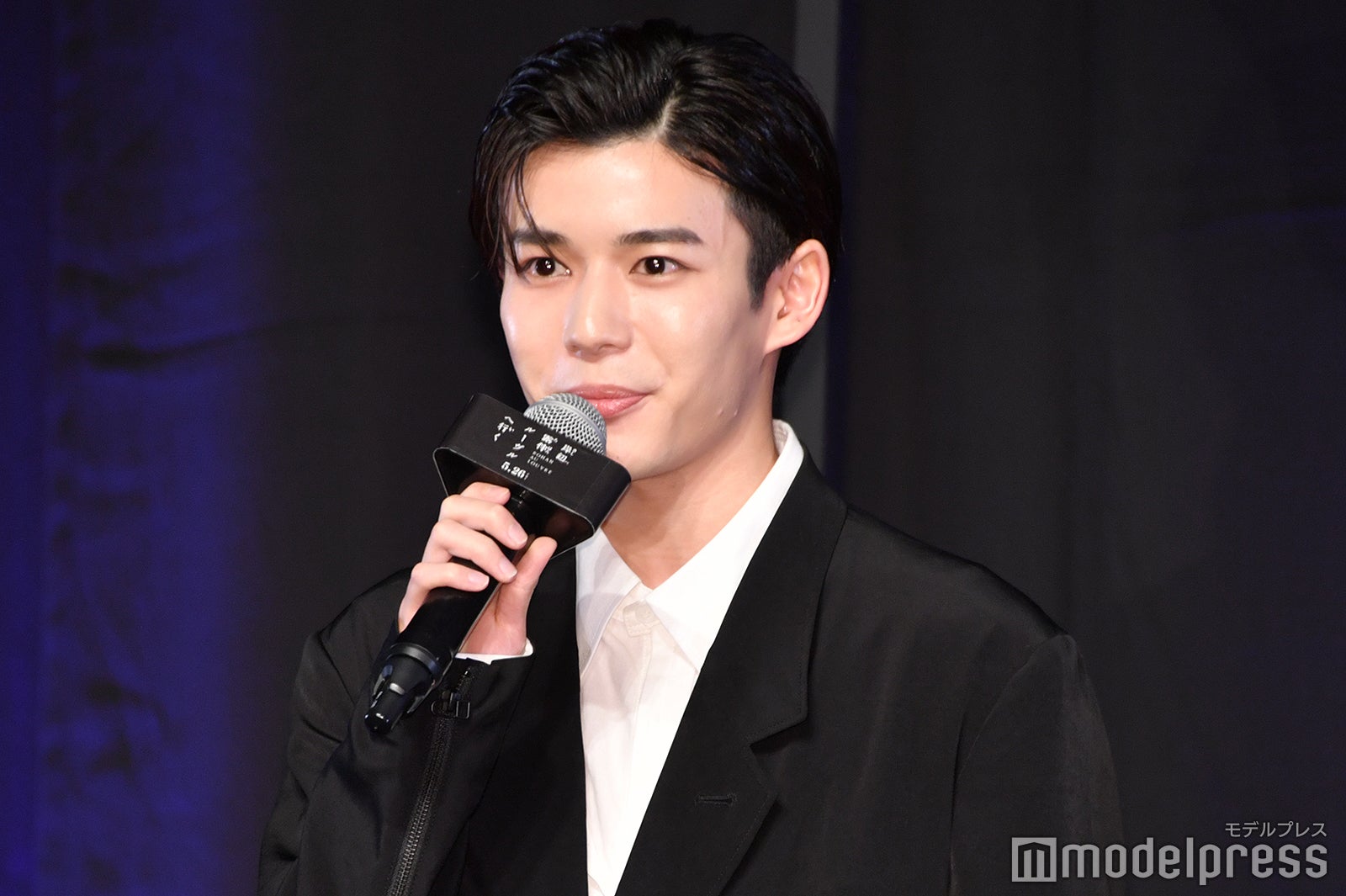 かきあげウェットヘアでワイルドに登場した長尾謙杜（C）モデルプレス