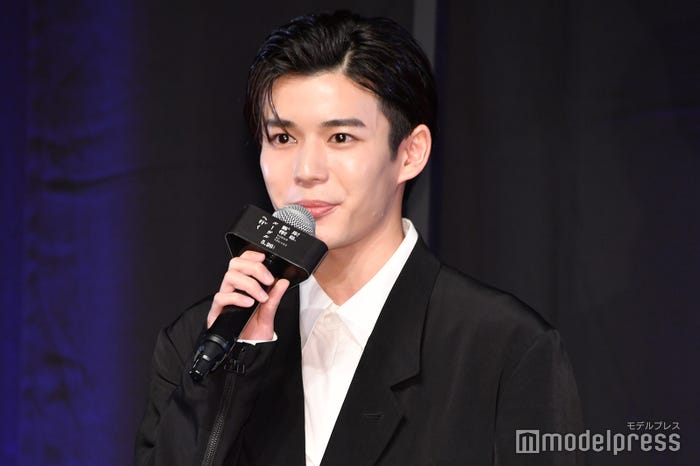 かきあげウェットヘアでワイルドに登場した長尾謙杜(C)モデルプレス