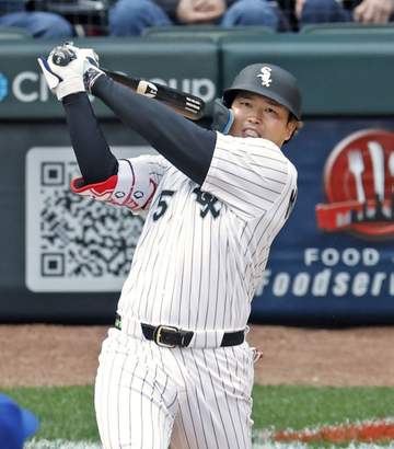 村上宗隆が2試合連続の先制打！一、二塁間をぶち抜くタイムリーに本拠地大歓声 気迫全開で両手をたたく