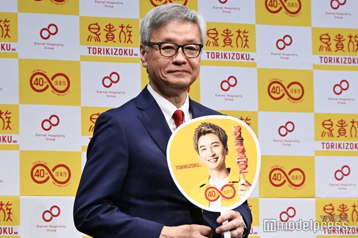 息子・大倉忠義のうちわをかかげる大倉忠司氏(C)モデルプレス