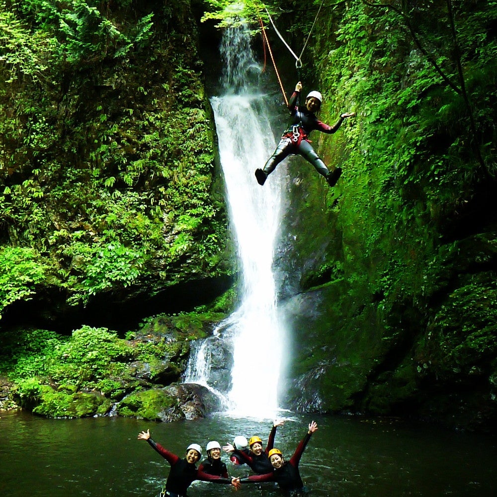 滝を滑り降りたり、スリリングな体験が目白押し（提供画像）