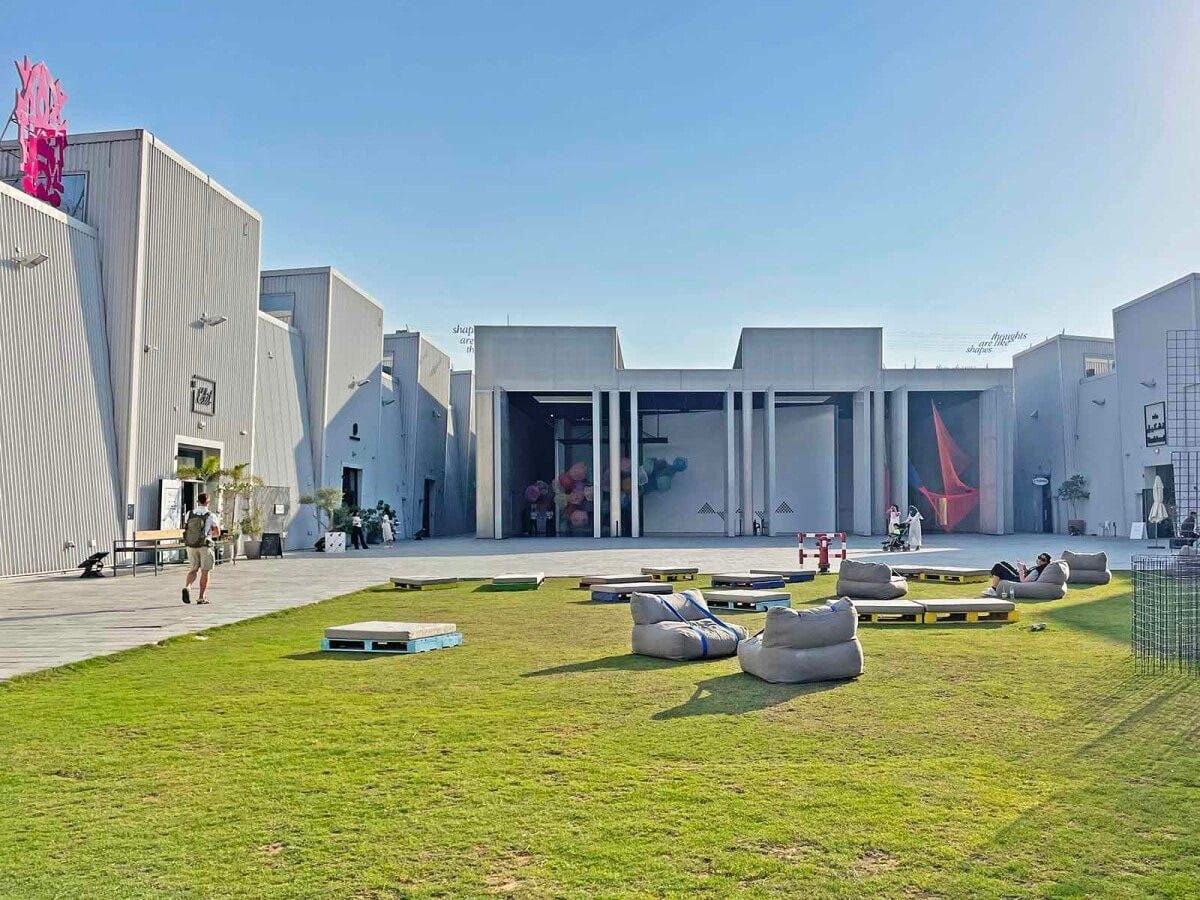 シアター、カフェ、ショップなどが立ち並ぶアルサーカル・アベニュー。寛げる広場も