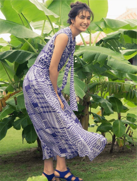 ワンピース¥78,000/RHIE(URBAN RESEARCH 東急プラザ銀座店) サンダル¥14,000/ダイアナ(ダイアナ 銀座本店) ピアス¥22,000/ileava jewelry(ileava & co.)(C)TOPLOG